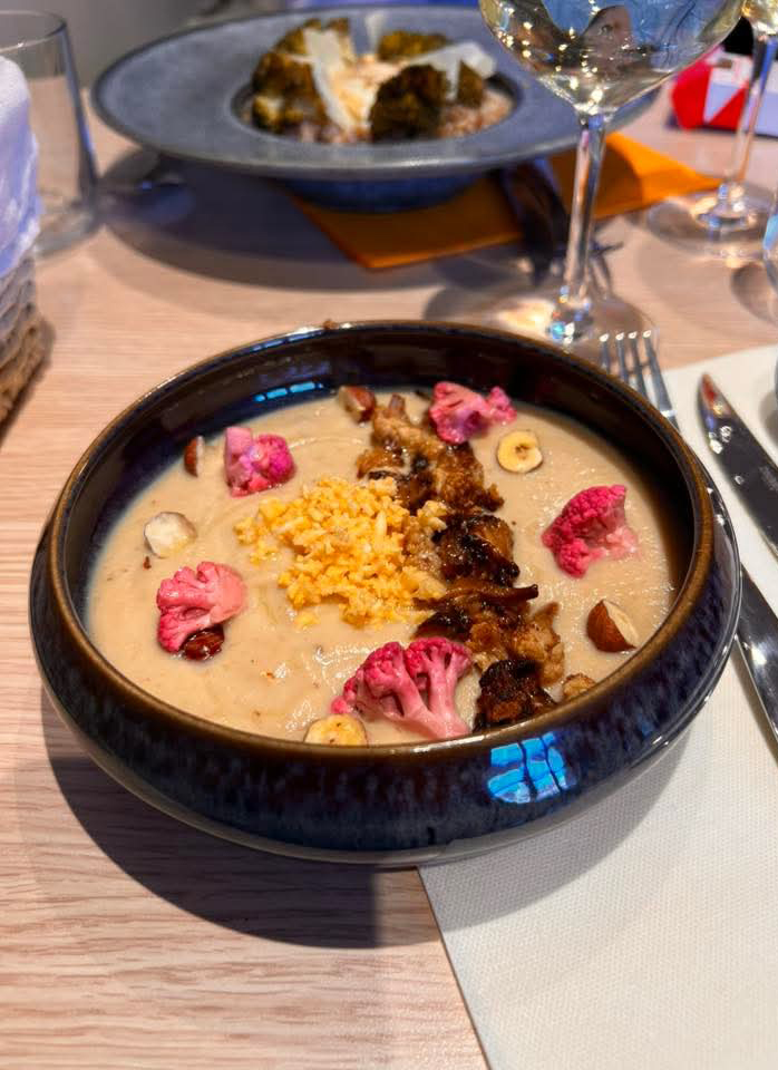 Plat de chou-fleur en mousse servi au Restaurant l'Empreinte