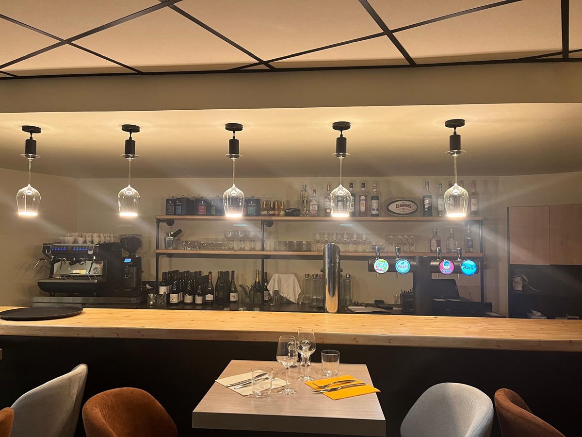 Bar du Restaurant l'Empreinte, allumé en soirée